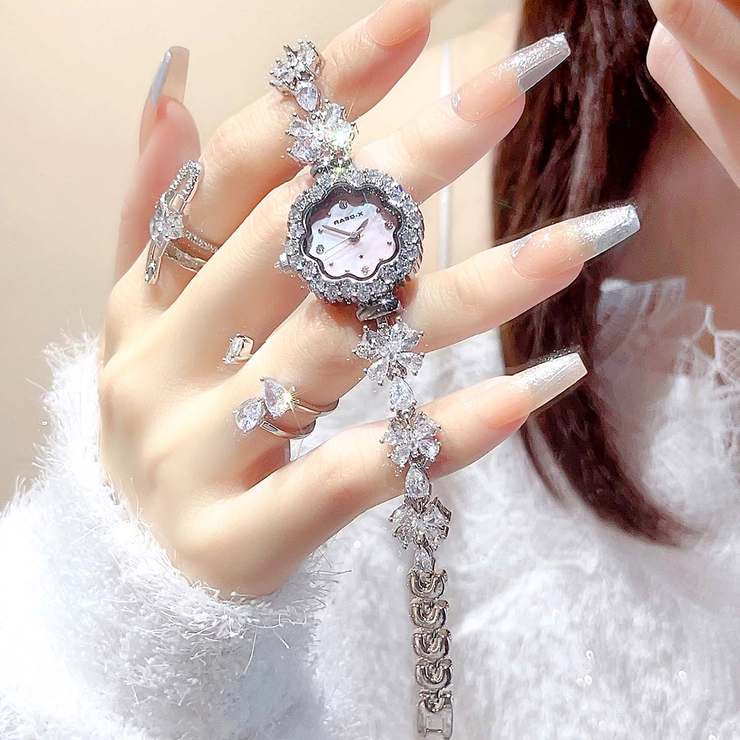 Luxury X I Watch - X-GEAR Schmetterling-Armbanduhr Premium Voll-Diamant Luxuriöse Nischen-Damenuhr