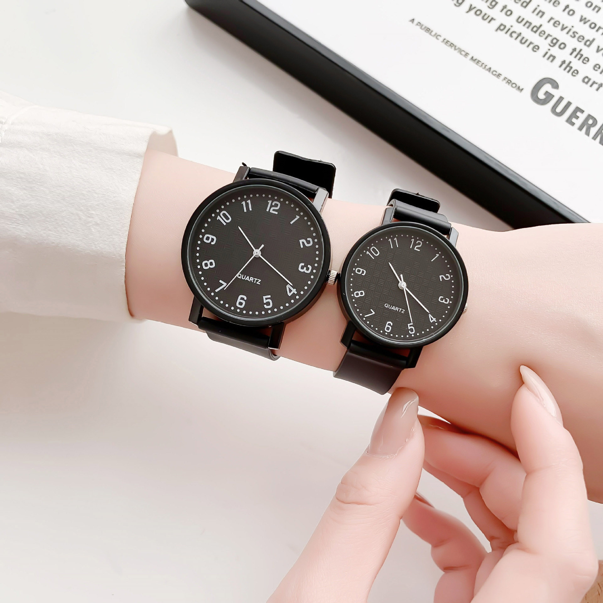 Einfache schwarze Uhr Quarzuhr – Luxury Watch All Black Bewertung und Preis